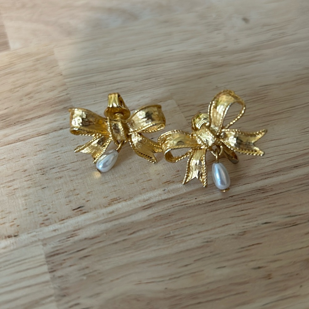 Vintage clip on bow and pearl earrings - Picture 2 of 5